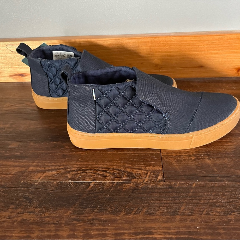 NWT Women’s Paxton Navy Quilted TOMS